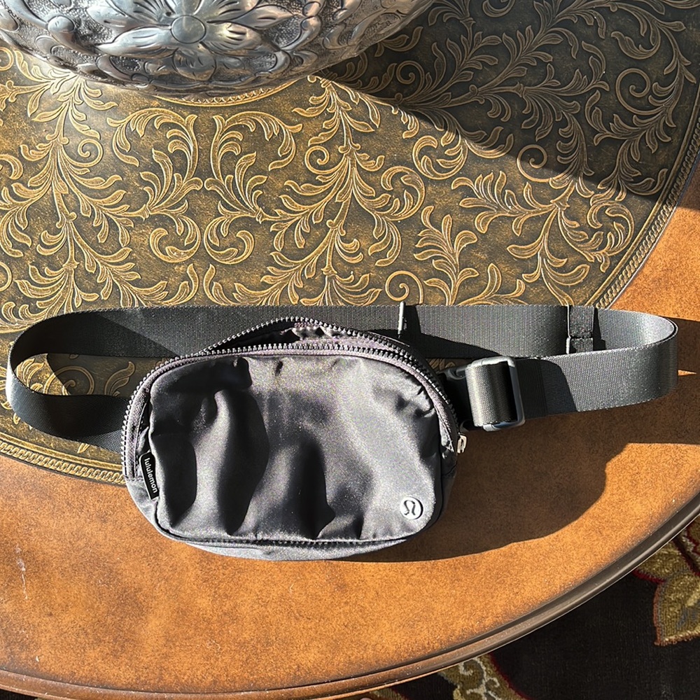 EUC Black Lululemon Everywhere Belt Bag
